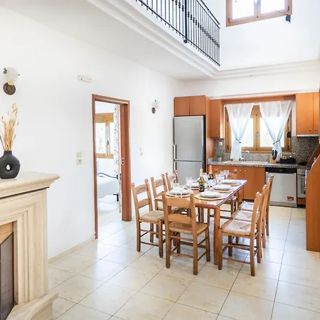 Eleftheria: 5 Bedroom With Pool & Jacuzzi In Panormo!
