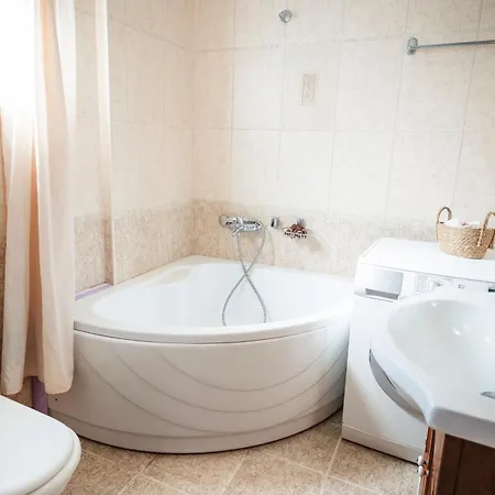 Eleftheria: 5 Bedroom With Pool & Jacuzzi In Panormo!